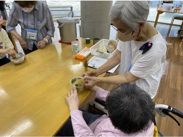 お茶点てを学びます