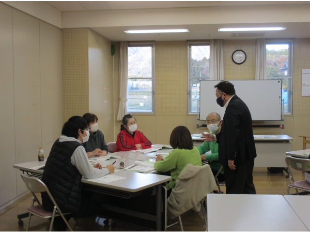 講師から助言をいただきながら……