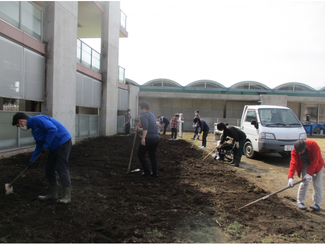 土とならしていきます。