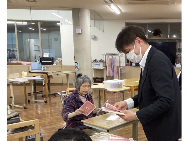 カードを配ります(^^)/