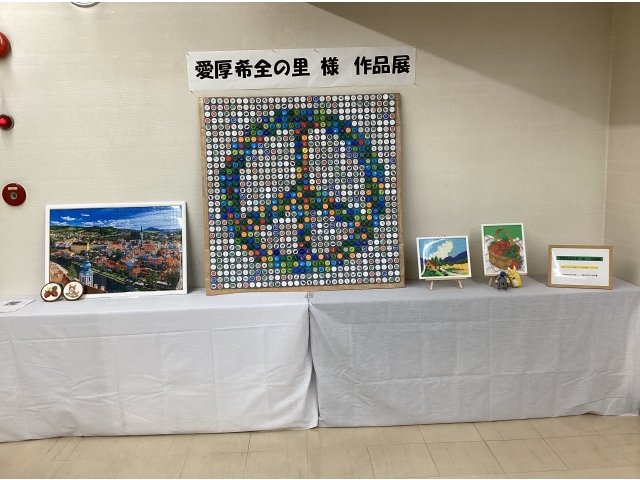 左から、カレンダー、パズル、刺繍、ペットボトルキャップアート、ビーズアート、折り紙です！