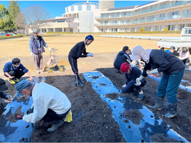 協力して種蒔きができました💪