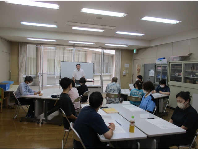 非役職者たちは社会福祉の動向などを確認