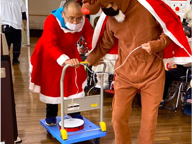 サンタがソリ🛷でやってきた……？