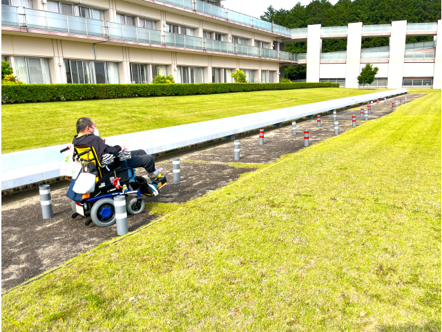 白いポールは前進