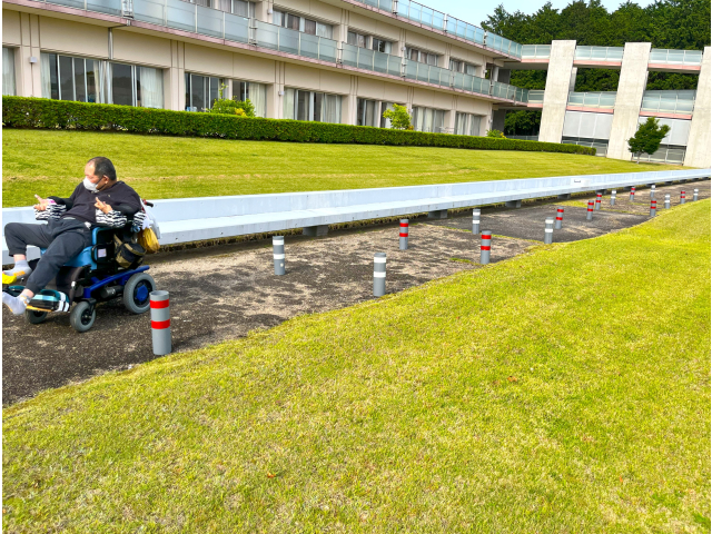 赤いポールは後進