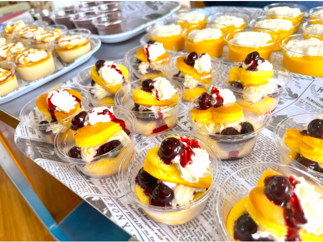 きれいでかわいらしいケーキが並びます