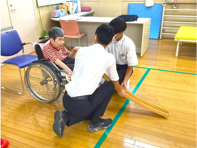 生徒さん2人でランプの補助を手伝ってもらいました