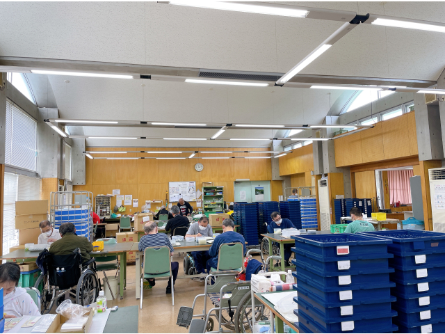 生産活動（楽器・自動車部品組み立て）