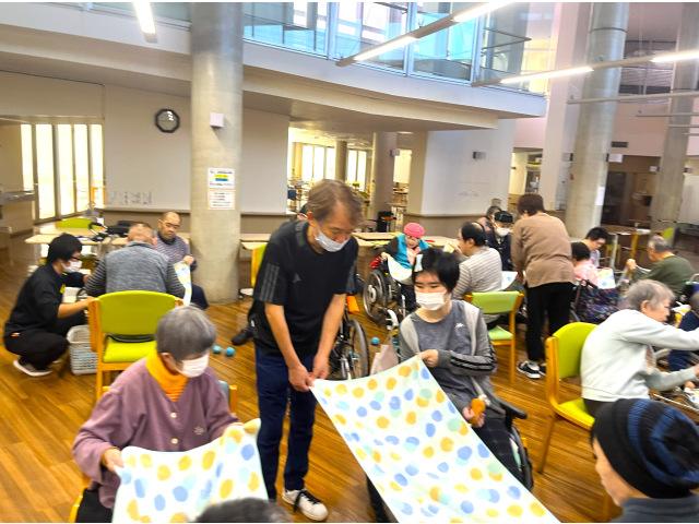 タオルを使って……