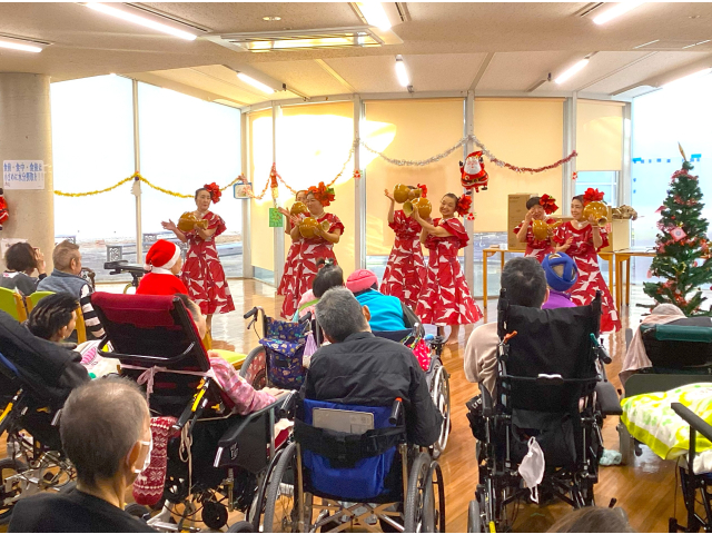 ひょうたん型の楽器です。