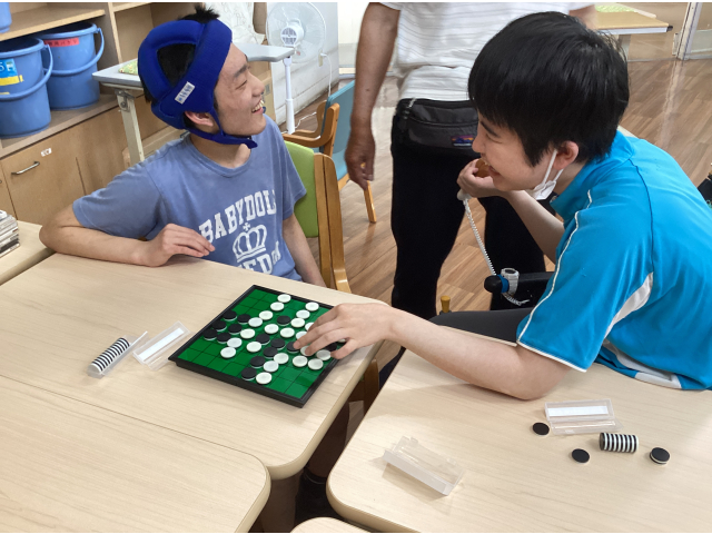 オセロ中、にこにこ笑顔がいい感じです。