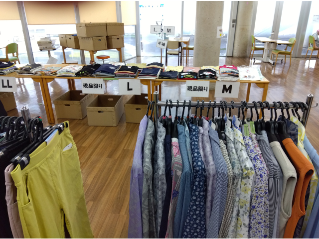 いつもご飯を食べている食堂が、今日は服屋さんになりました。