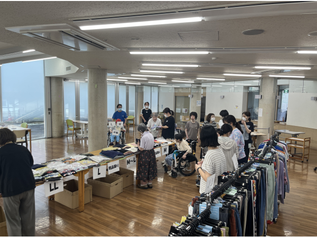 女性はおしゃべりしながら選ぶことを楽しんでいました。