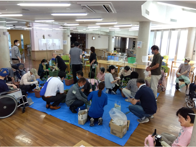 ご利用者様と地域の方々、職員とで一緒になって苗を植えました。