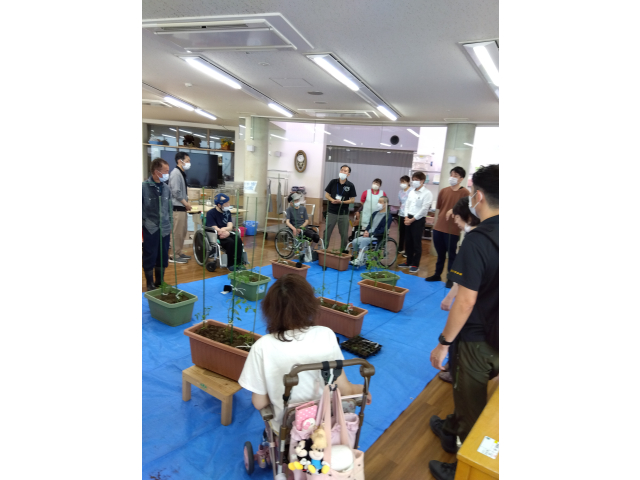 皆さまで協力して、無事植えることができました。