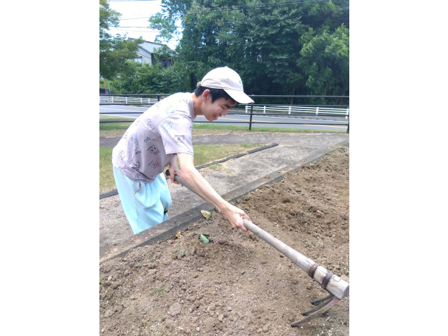 ご利用者様も土を耕してくれました。