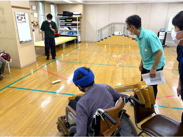 お手製の滑り台で狙います!