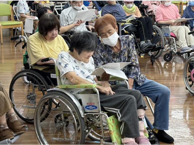 オカリナの演奏に合わせて、ご利用者様とご家族様が一緒に歌われていました！