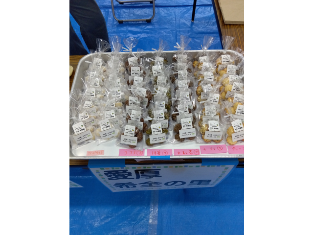 クッキーはプレーン、スノーボール、抹茶、紅茶、ココア、ゴマの６種類を用意しました。