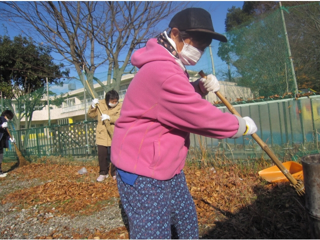 落ち葉拾い頑張りましょう！