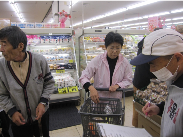 スーパーにて買い出し。