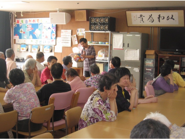 栄養士がメニューの説明をします。