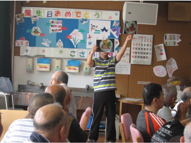 介護員が写真を見せて、集計をします。