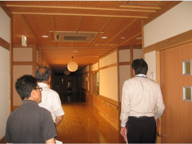 木の生かされた館内を見学。