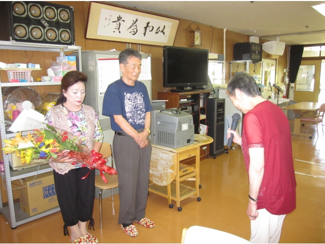 利用者さんからお祝いの花束を贈呈です。