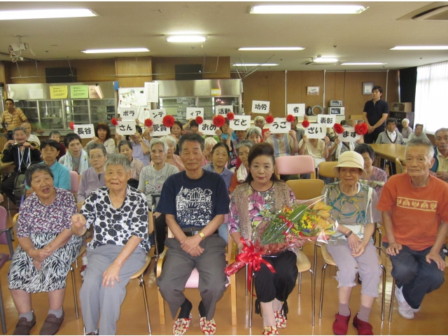 利用者のみなさんと記念写真です。