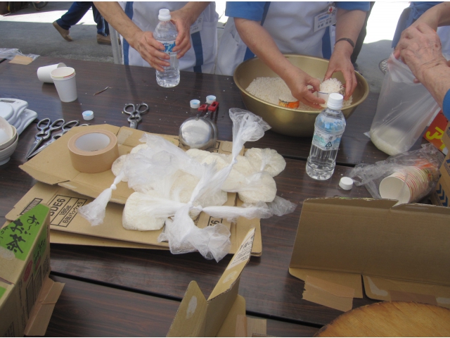 お米を特殊なビニール袋に入れます。