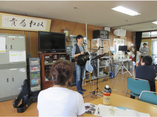 食堂で演奏されました。