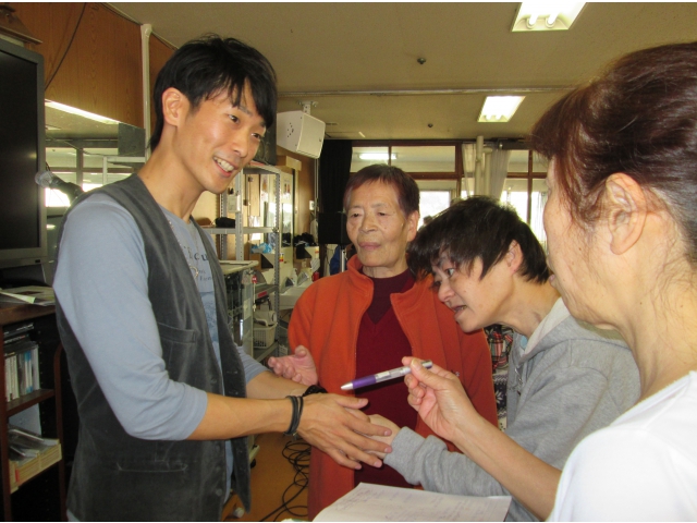 演奏後多くの利用者さんから、サインをお願いされました。