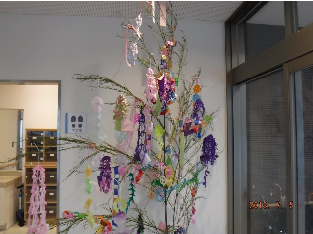 前日に青山中学校ならわ分校の生徒さんが飾り付けをしてくれました。