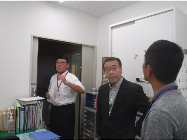 職員が議員に施設の説明をしています