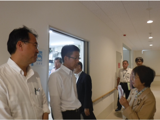 熱心に視察されています