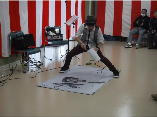 歌いながら書いています。