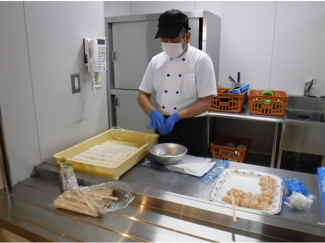 2階カウンターでは調理師が握っています