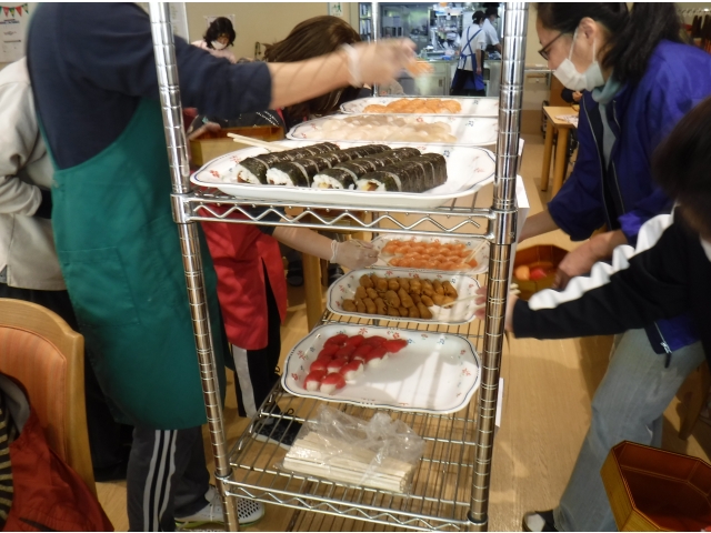 １階利用者様には職員がおかわりを提供しました