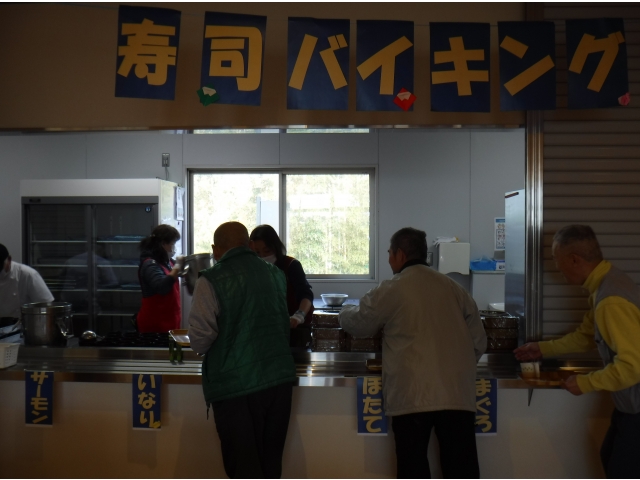 ２階利用者様はカウンターでお寿司を受け取ります