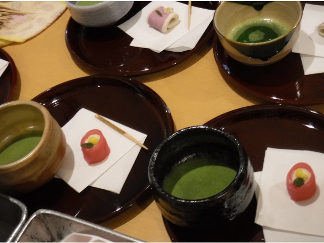 利用者の皆様にご用意したお抹茶と和菓子