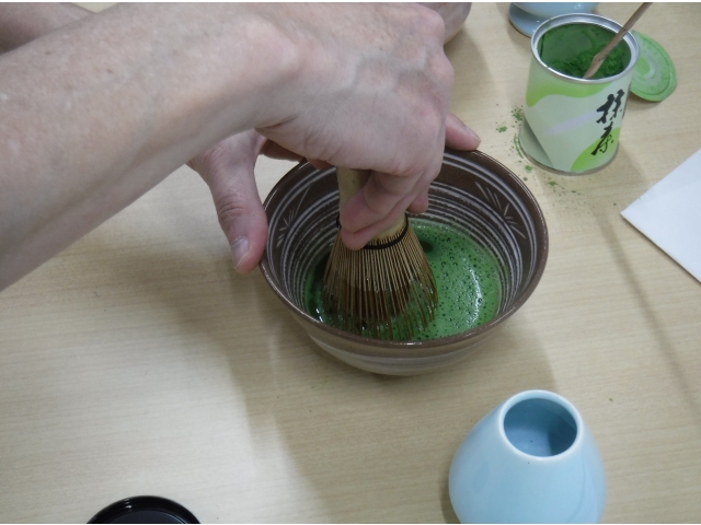 職員が抹茶をたてました