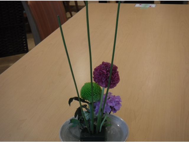 花も職員が活けました