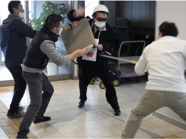 不審者役も職員です。