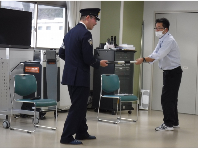 さすまたの使い方