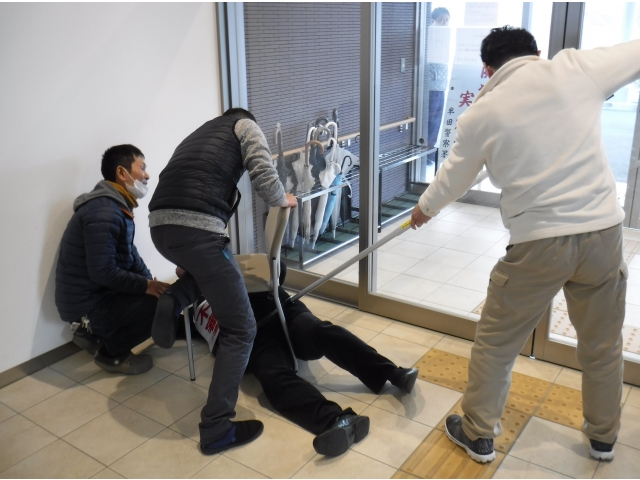 不審者役を取り押さえています