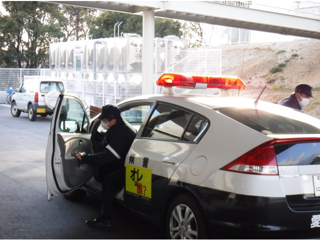 パトカーが到着です。