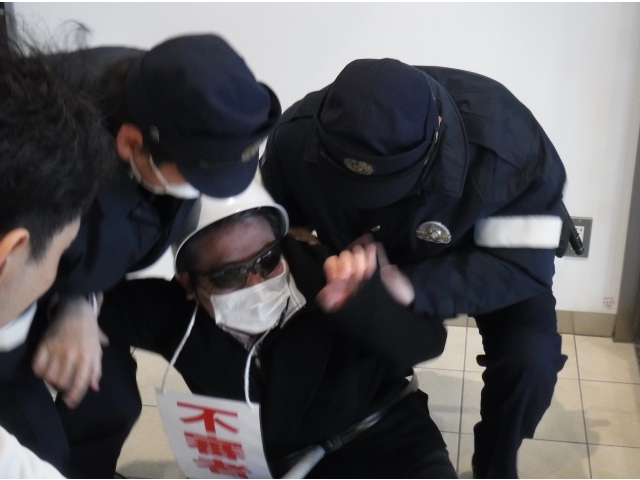 警察官に身柄を引き渡しました