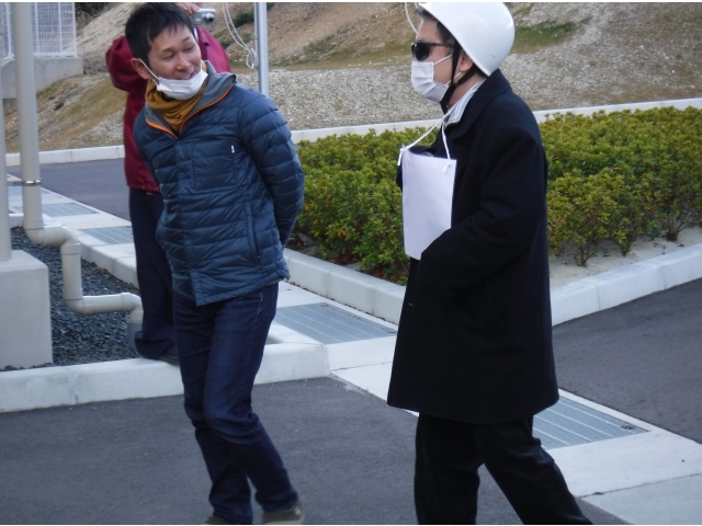 説得している間に